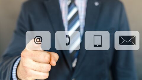 Kontaktsuche, Mann zeigt suchen mit dem Finger auf verschiedenen Kontaktsymbole