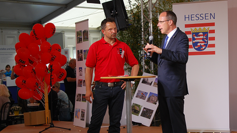 Innenminister Peter Beuth bewirbt die Kampagne Gewalt-Sehen-Helfen auf der Bühne der Landesausstellung in Herborn.