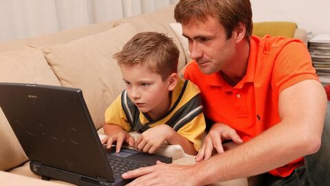 Vater und Sohn vor Notebook