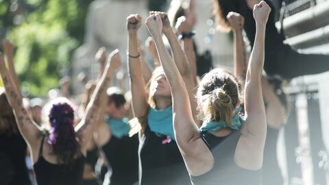 Gruppen streckt kämpferisch die Arme nach oben Gruppen streckt kämpferisch die Arme nach oben