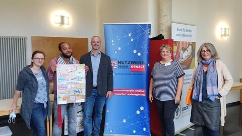 Von links: Anna Mensinger, Staatl. Schulamt, Marlin Pletscher faX Fachberatungsstelle sex.Gew., Gerrit Baier RS OH - NgG, (in Vertr. für Sascha Aschermann) Angela Netzband, D.Kinderschutzbund und Katharina Fertsch-Röver, Trau Dich Von links: Anna Mensinger, Staatl. Schulamt, Marlin Pletscher faX Fachberatungsstelle sex.Gew., Gerrit Baier RS OH - NgG, (in Vertr. für Sascha Aschermann) Angela Netzband, D.Kinderschutzbund und Katharina Fertsch-Röver, Trau Dich