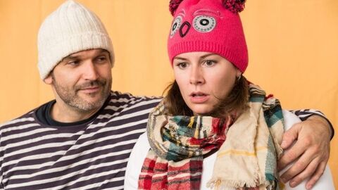 Szenenbild Trau Dich! Mann legt Arm über die Schulter eines Mädchen.