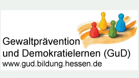 Oben rechts sind vier Figuren aus dem Spiel Mensch-ärger-dich-nicht in unterschiedlichen Farben zu sehen. Links daneben, etwas unterhalb steht "Gewaltprävention und Demokratielernen (GuD)"