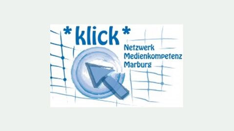 Logo des Netzwerk Medienkompetenz Marburg. In blau ist eine blauer Pfeil vor einem blauen Netz zu sehen mit der Schrift *klick* und Netzwerk Medienkompetenz Marburg.