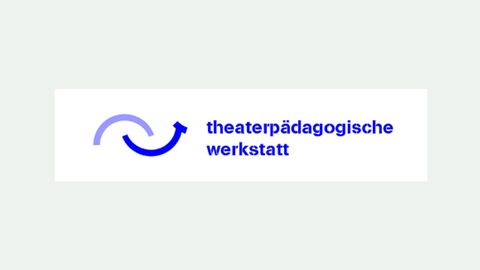 Logo der theaterpädagogoschen Werkstatt Osnabrück auf dem der Name in der Werkstatt in blauer Schrift zu sehen ist. Links neben dem Schriftzug sind zwei Halbkreise in unterschiedlichen Blautönen zu sehen.
