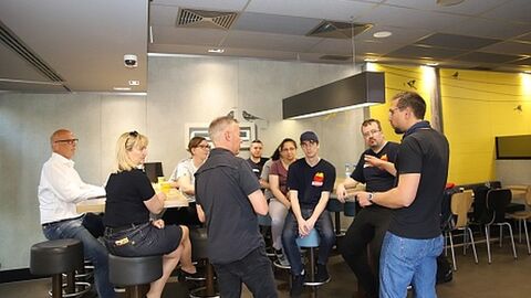 Tohannes Maaser vom Ordnungsamt und der Polizeibeamte Frank Dönges schulten die Mitarbeitenden der McDonalds-Filiale am Marburger Hauptbahnhof im Rahmen des Präventionsprogramms „Gewalt-Sehen-Helfen“. ohannes Maaser vom Ordnungsamt und der Polizeibeamte Frank Dönges schulten die Mitarbeitenden der McDonalds-Filiale am Marburger Hauptbahnhof im Rahmen des Präventionsprogramms „Gewalt-Sehen-Helfen“.