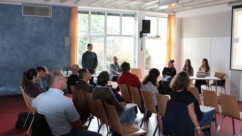 Teen Courts Bild zeigt Teilnehmerinnen und Teilnehmer des Workshop Teen-Courts