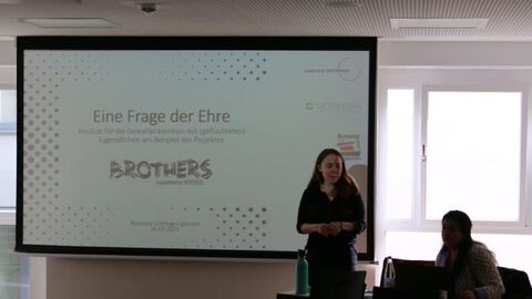 Brothers Bild zeigt eine Referentin des Workshop Eine Frage der Ehre – Ansätze für die Gewaltprävention mit (geflüchteten) Jugendlichen am Beispiel des Projektes BROTHERS