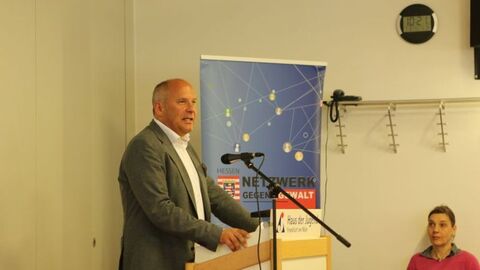 Staatsminister Prof. Dr. Poseck Bild zeigt Staatsminister Prof. Dr. Poseck bei seinem Grußwort