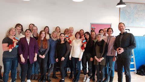 Auf dem Bild sind Teilnehmerinnen und Teilnehmer des Basisworkshop MEKOKI in der KiTa Hetschbach zusehen.