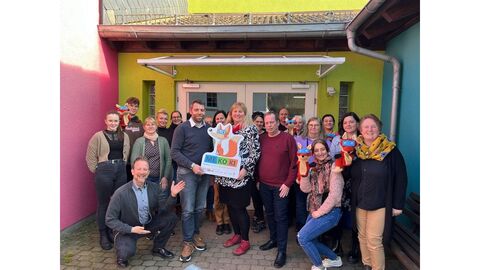 Übergabe des MEKOKI Aufsteller an die Leiterin der Kita Himmelsstürmer Frau Helwig und Bürgermeister Tiichai