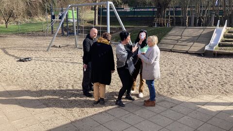 Teilnehmerinnen und Teilnehmer des Basisworkshops im Garten bei der Erstellung eines Bilderbuchs.