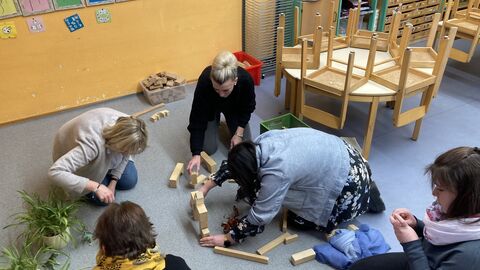 Teilnehmerinnen und Teilnehmer des Basisworkshops bei der Vorbereitung eines Films.