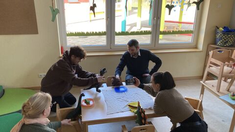 Teilnehmerinnen und Teilnehmer des Basisworkshops bei der Vorbereitung eines Films.