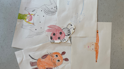 Zeichnungen von Medienhelden der Kindheit. die Abbildungen zeigen einen Käfer, die Maus, Pippi Langstrumpf und die kleine Hexe