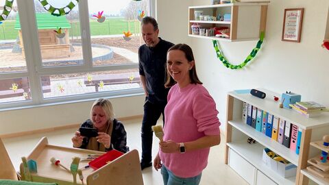 Erzieherinnen bei der Umsetzung einer praktischen Workshopaufgabe Personen im Raum einer Kita bei der Umsetzung eines praktischen teils des Workshop