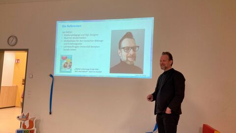 Medienpädagoge Jan Rathje stellt sich im Rahmen des Elternabends vor Person hält Präsentation