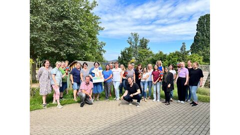 Gruppenbild der am Basisworkshop teilnehmenden Personen. Im Hintergrund sieht man Bäume.