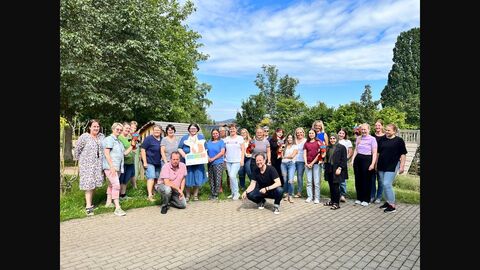 Gruppenbild der am Basisworkshop teilnehmenden Personen. Im Hintergrund sieht man Bäume.