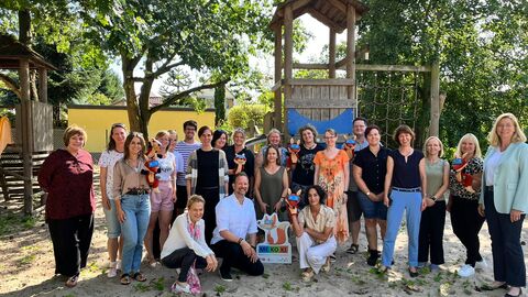 Gruppenfoto der Erzieherinnen und Erzieher der Kita Hainpfad mit Sozialministerin Hofmann, Bürgermeisterin Lange, Medienpädagoge Rathje und Vertreterinnen den Netzwerk gegen Gewalt Frau Schmidt und Frau Hallstein
