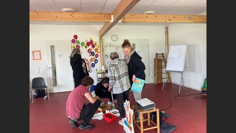 Teilnehmerinnen und Teilnehmer bei der Vorbereitung "Erstellung einer Bildgeschichte