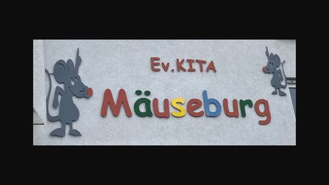 Auschnitt KiTa-Hauswand mit zwei gemalten Mäusen und dem Text "Ev. KiTa Mäuseburg"