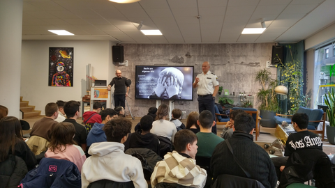 Vermittlung von Medienkompetenz eines Polizisten und eines Medienpädagogen Safer Internet Day 2025