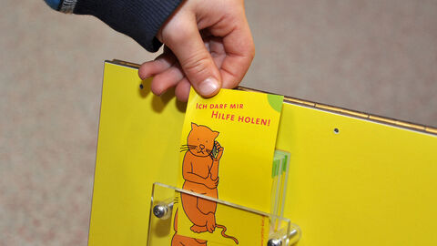 Ausstellung ECHT KLASSE, Großaufnahme des Bausteines "Hilfe holen"