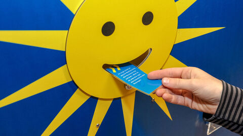 Ausstellung ECHT KLASSE, Großaufnahme des Bausteines "Umgang mit guten Geheimnissen"