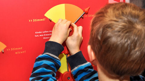 Ausstellung ECHT KLASSE, Station 4 "Muss ich tun, was Erwachsene sagen?"