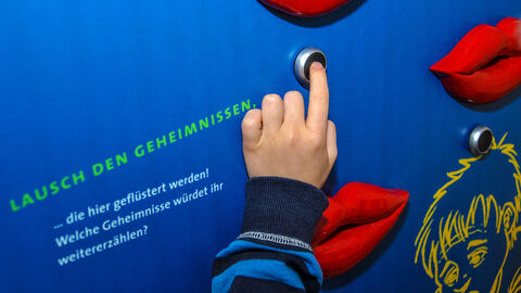 interaktive Wand mit Bedienknöpfen zum Ansagen vor Text zum Thema "gute oder schlechte Geheimnisse"